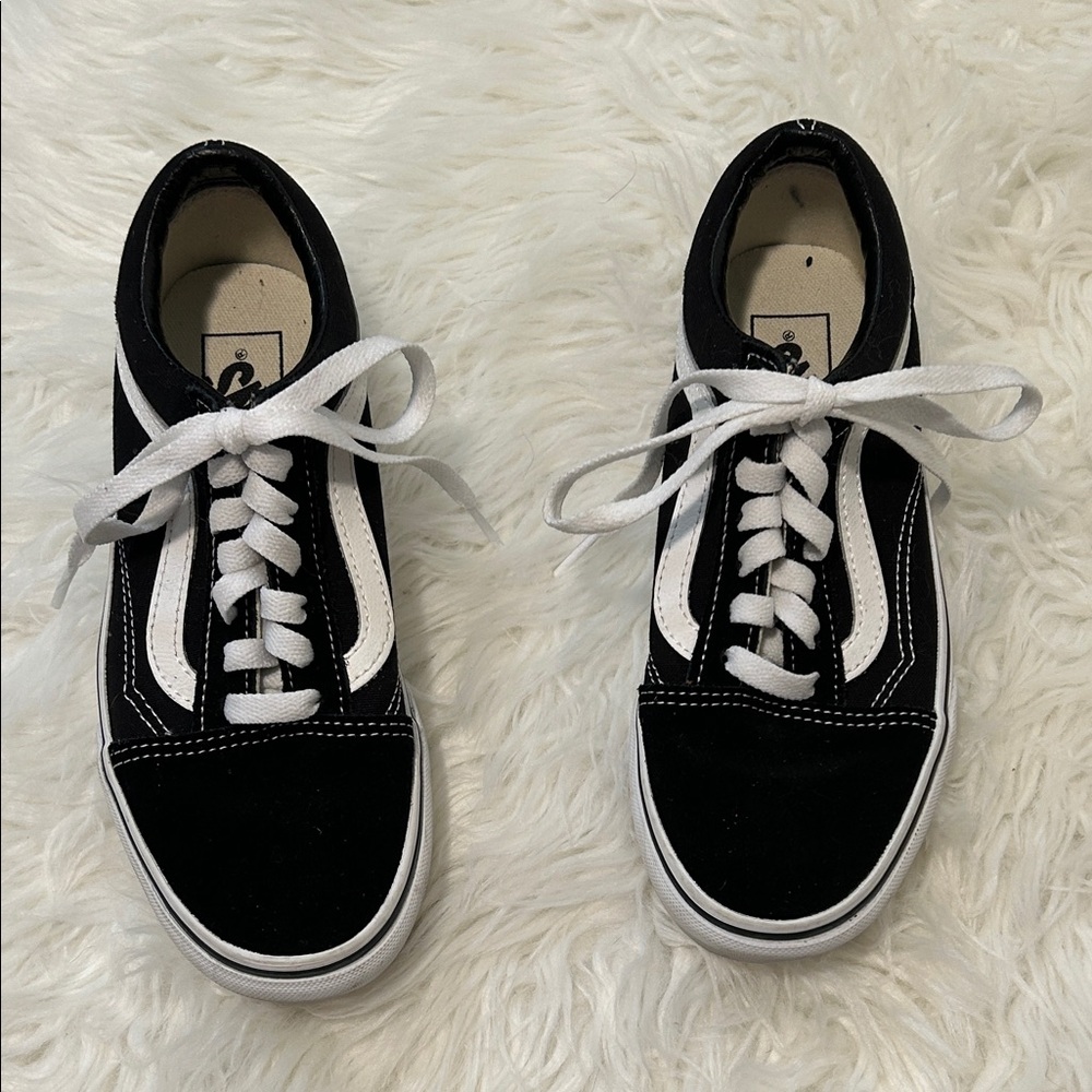 NWOT VANS Woman/Mens Black and White Sneakers